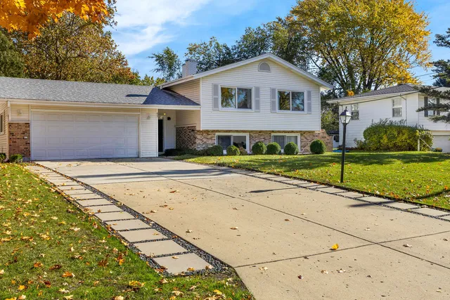$495,000 | 437 Eagleview Drive, Carol Stream, IL 60188
