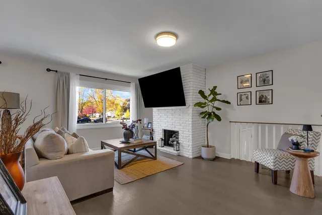 $495,000 | 437 Eagleview Drive, Carol Stream, IL 60188