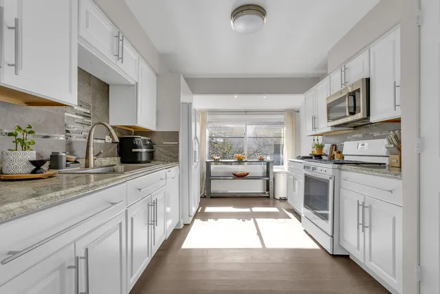 $495,000 | 437 Eagleview Drive, Carol Stream, IL 60188