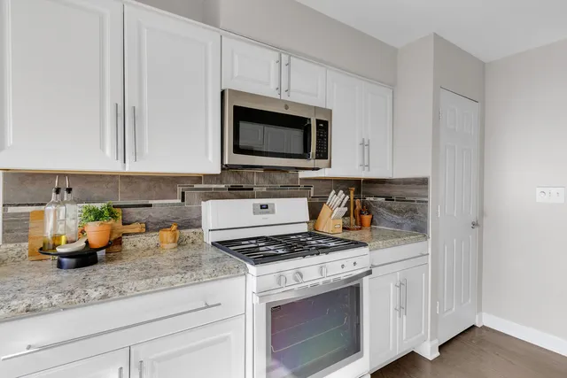 $495,000 | 437 Eagleview Drive, Carol Stream, IL 60188