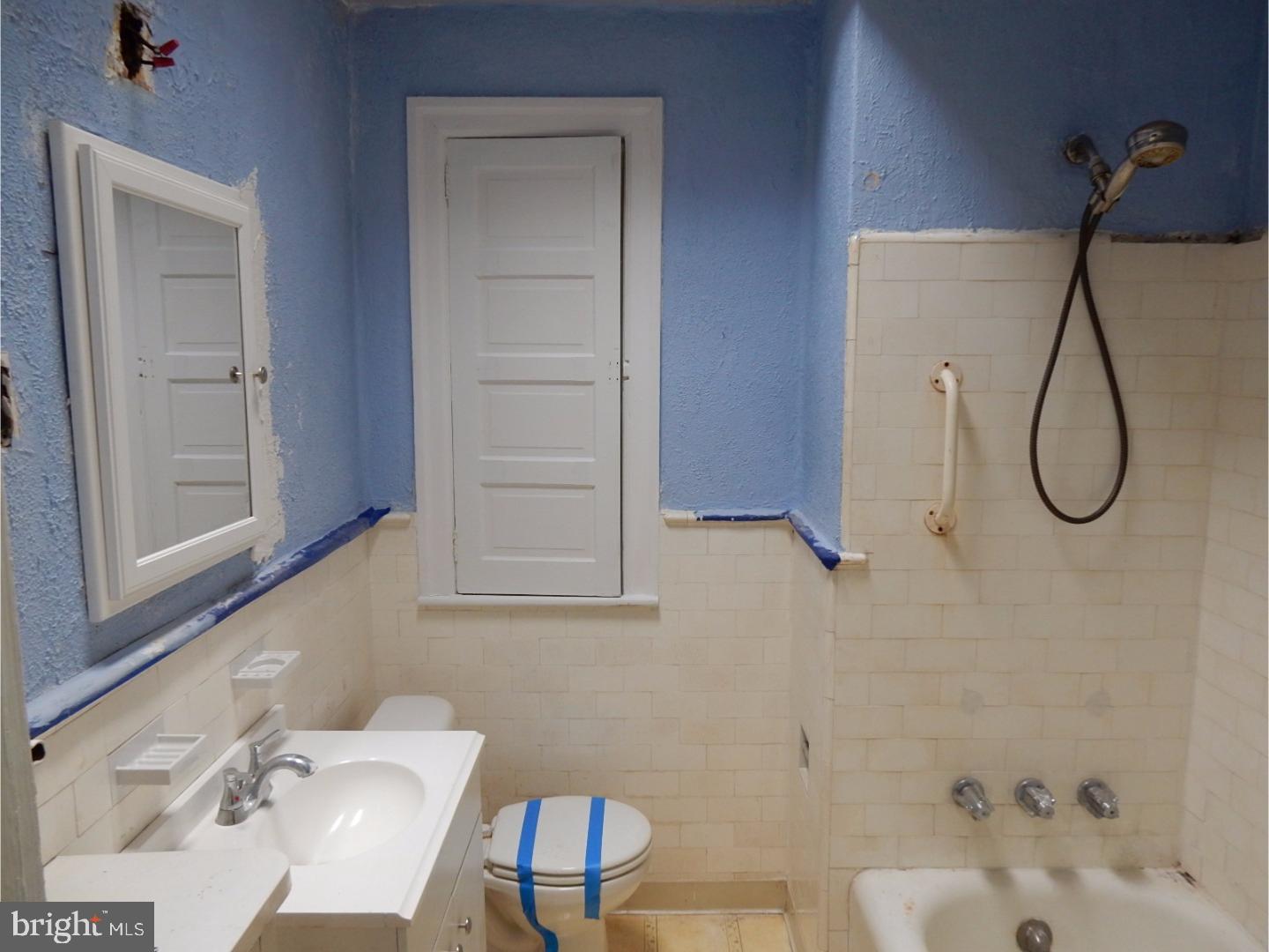 563 Marwood Road Philadelphia, PA 19120 - Photo 14 of 18 Bathroom