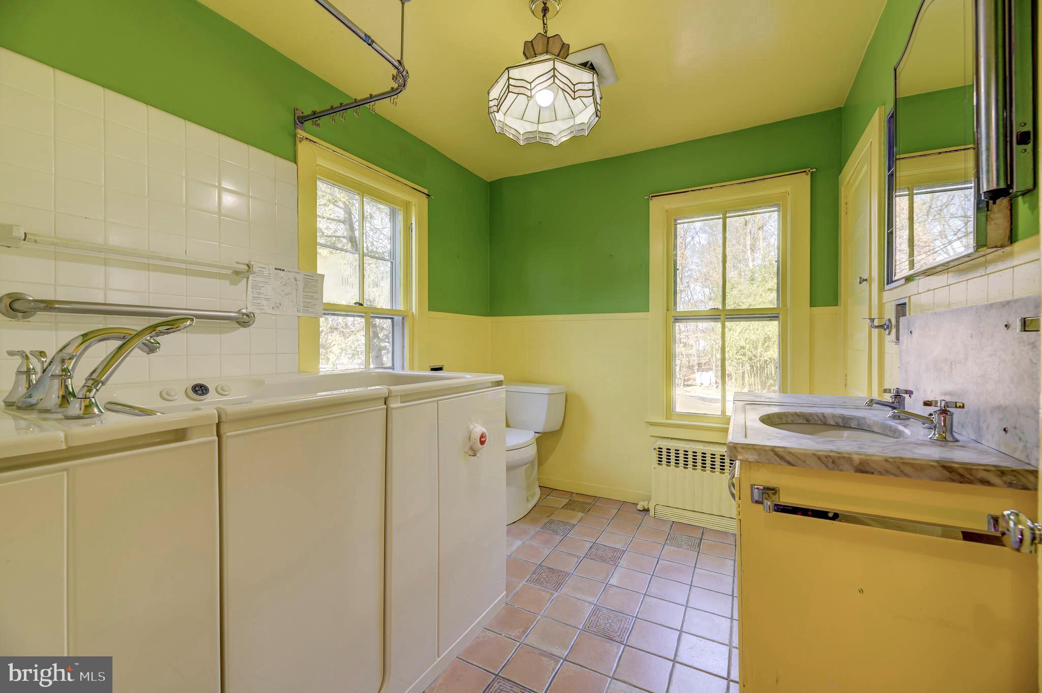 25 Elm Ridge Road Pennington, NJ 08534 - Photo 21 of 36 2nd Floor Hall Bath