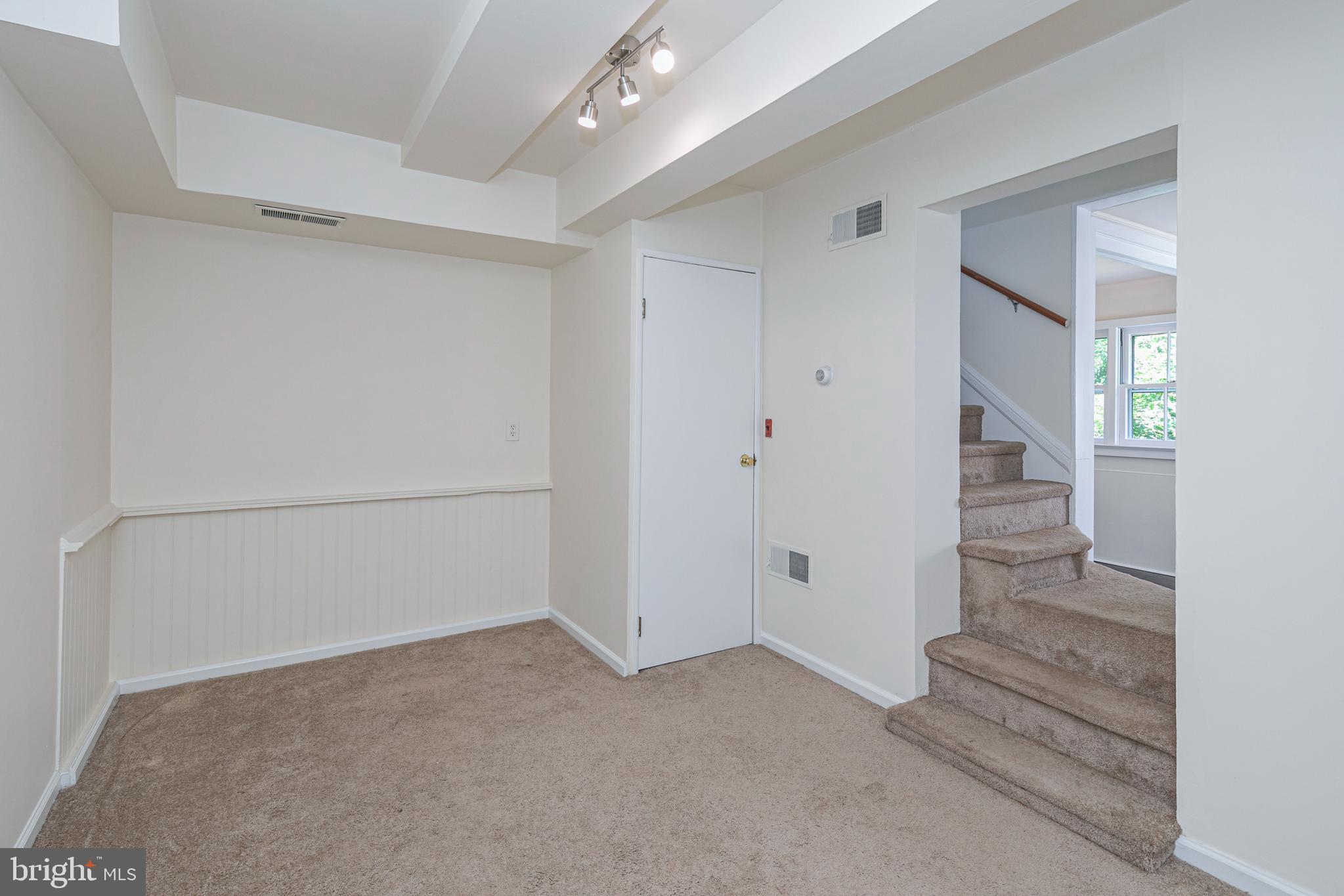 25 Elm Ridge Road Pennington, NJ 08534 - Photo 29 of 36 Cottage Living Rm