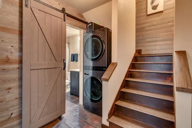 a view of entryway with washer and dryer