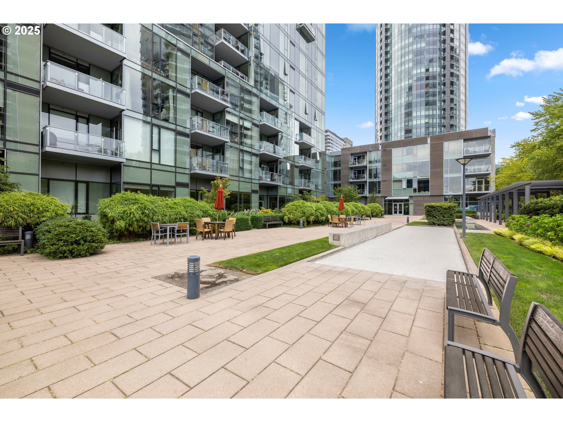 841 Southwest Gaines Street, Unit 714 Portland, OR 97239 - Photo 39 of 48 a park with view of building
