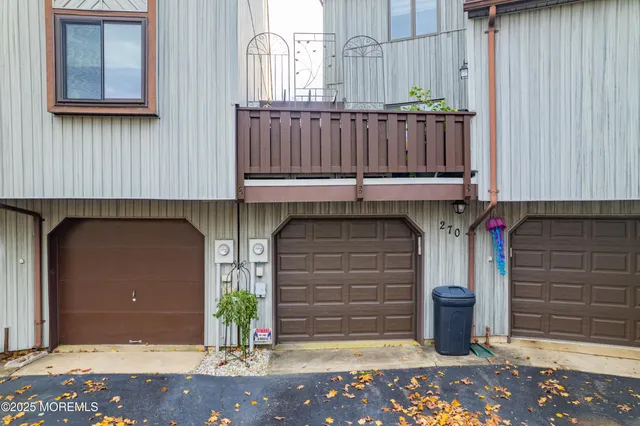 a view of entryway front of house