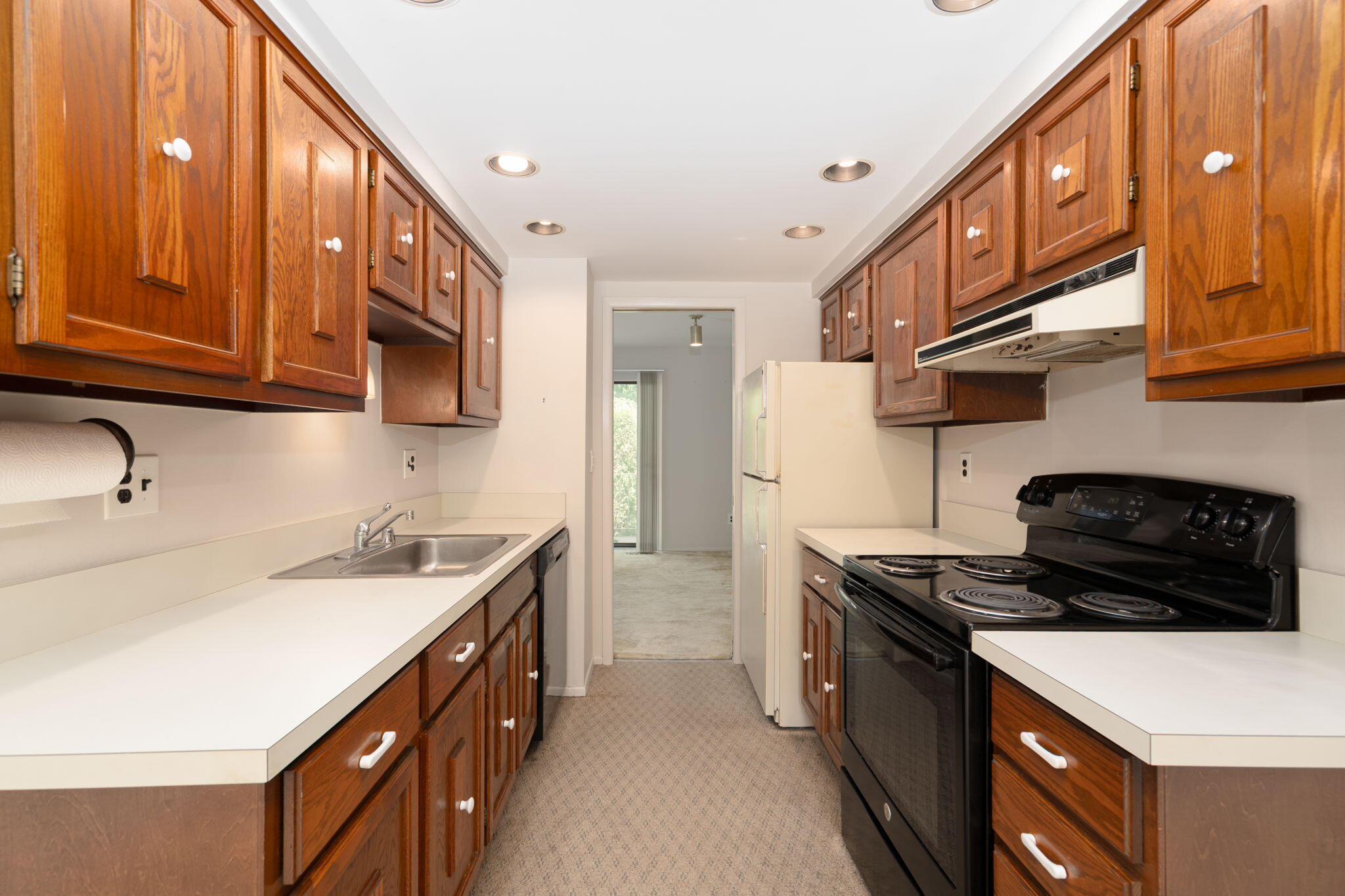 669 Oakbrook West Rochester Hills, MI 48307 - Photo 5 of 26 17-web-or-mls-interiors-10