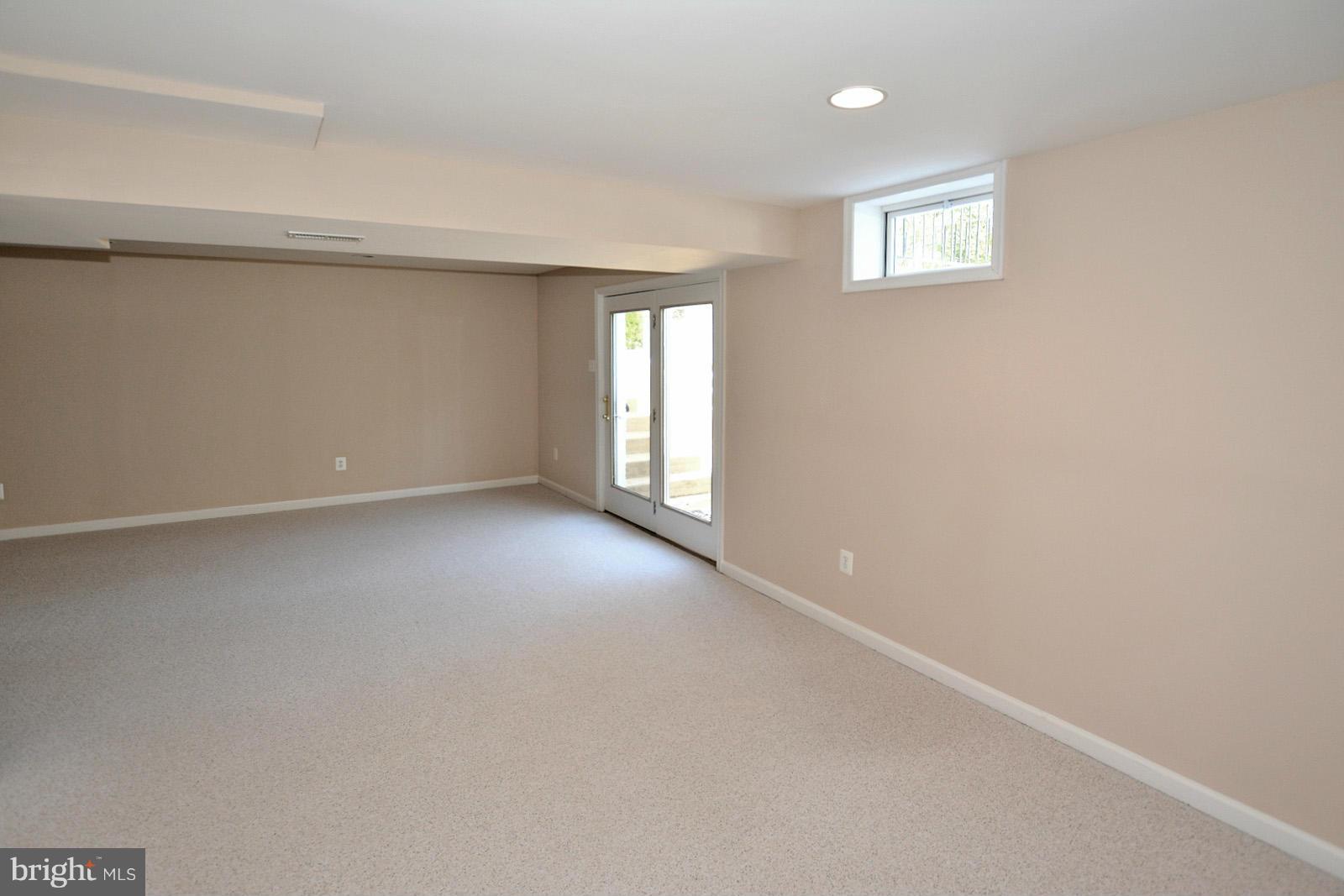 10838 Welbury Court Reston, VA 20194 - Photo 27 of 30 an empty room with windows