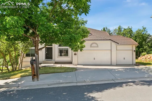 a house view with a outdoor space