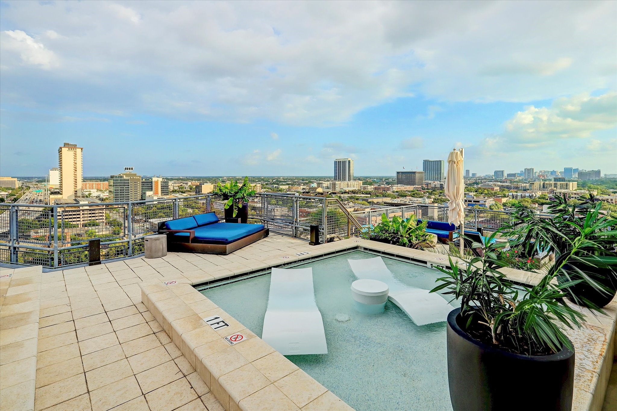 2000 Bagby Street, Unit 5400 Houston, TX 77002 - Photo 31 of 47 Soak up the sun and relax on the rooftop.