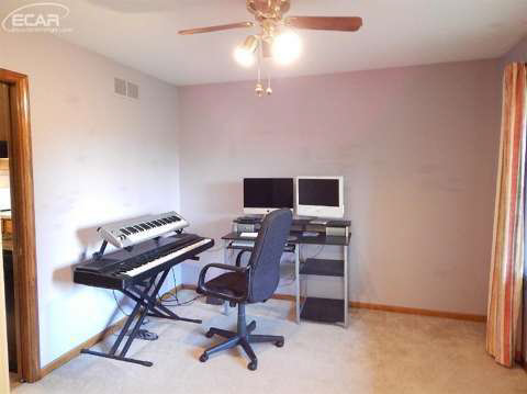 11727 Tipsico Lake Road Fenton, MI 48430 - Photo 9 of 29 20444631-8.JPG