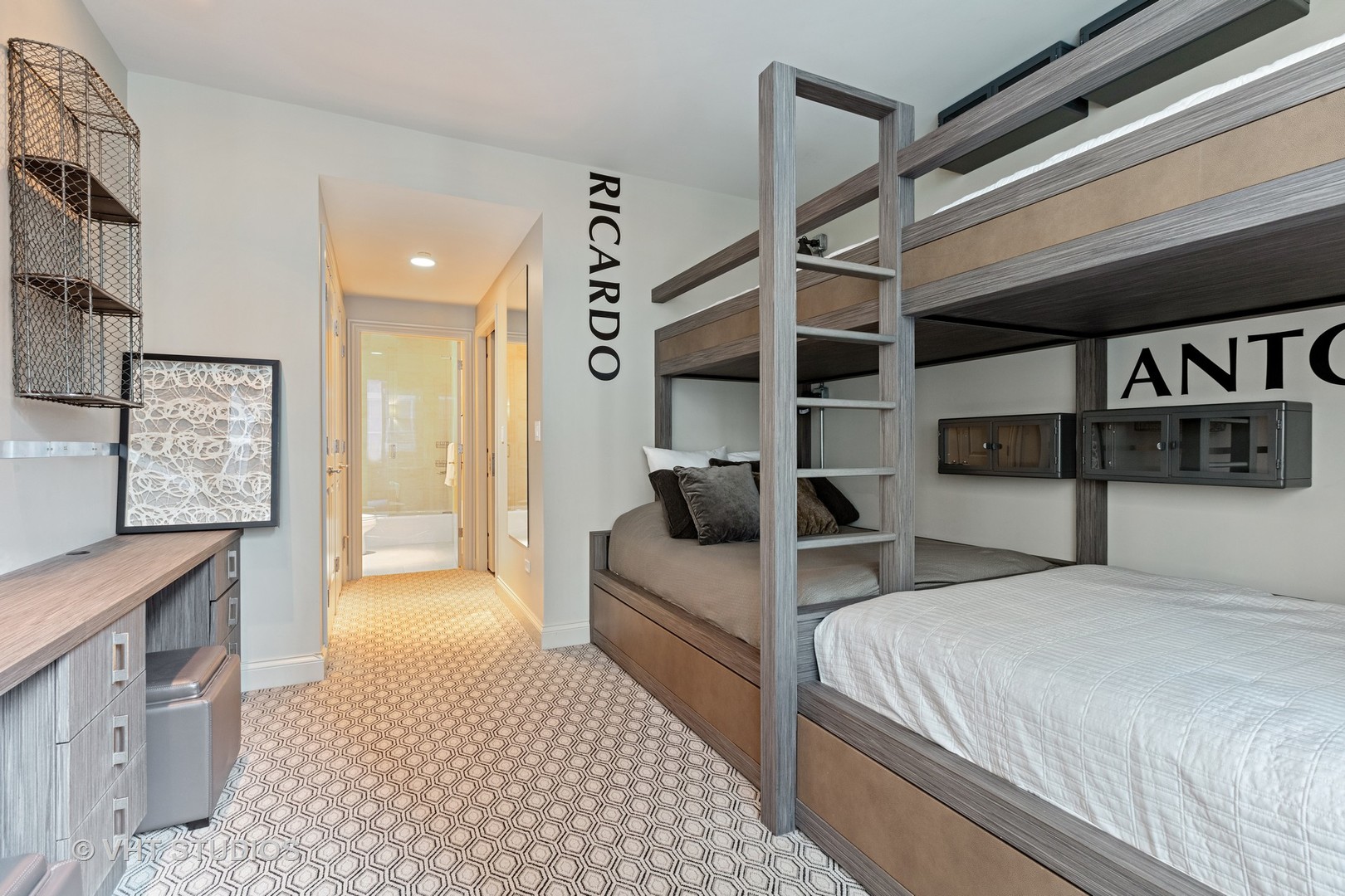 10 East Delaware Place, Unit 10D Chicago, IL 60611 - Photo 13 of 19