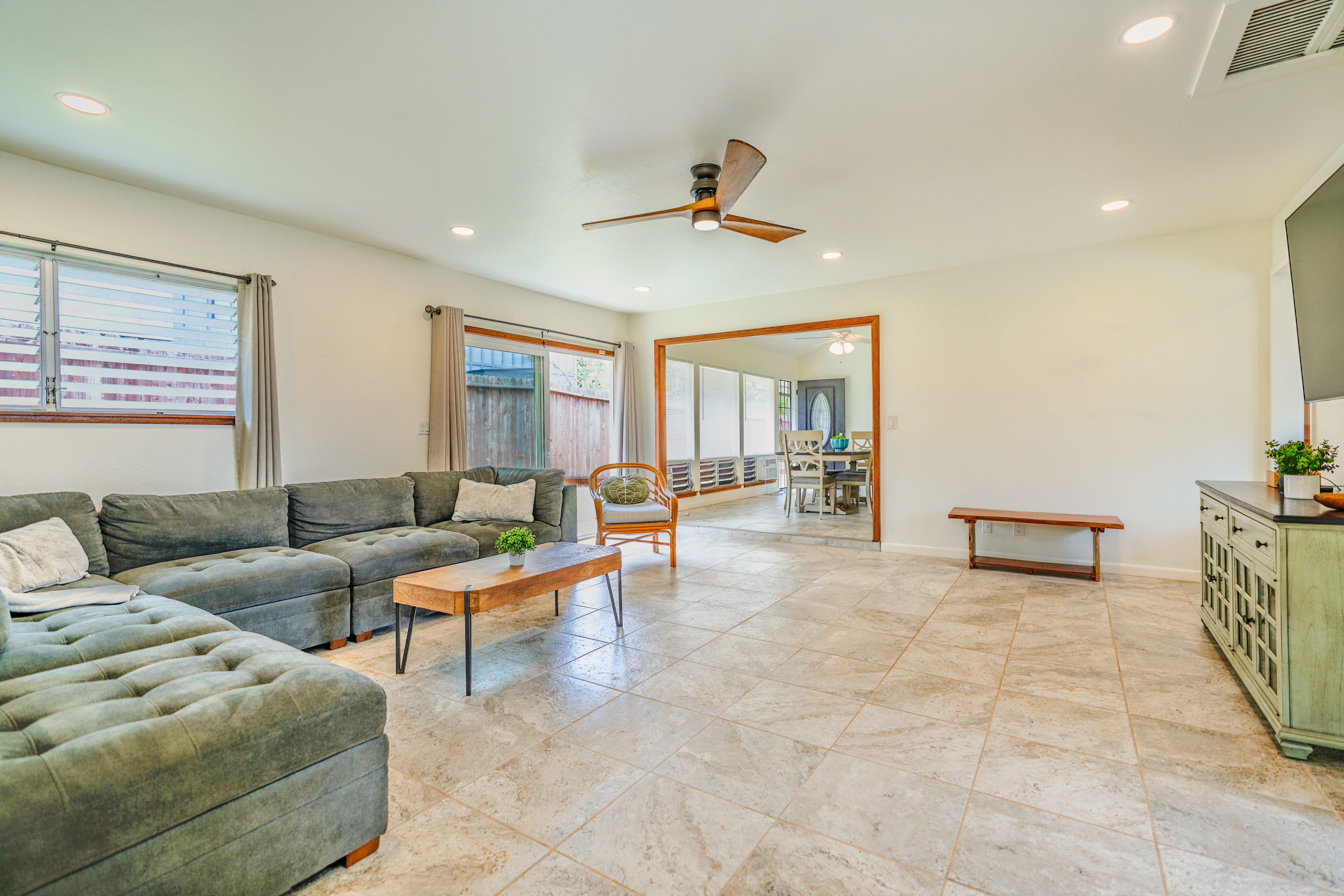 316 A Makani Road, Unit A Kapaa, HI 96746 - Photo 3 of 29 a living room with furniture and a table
