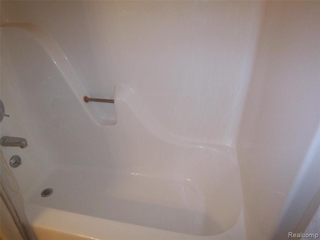 33492 Utica Road, Unit 4 Fraser, MI 48026 - Photo 12 of 24