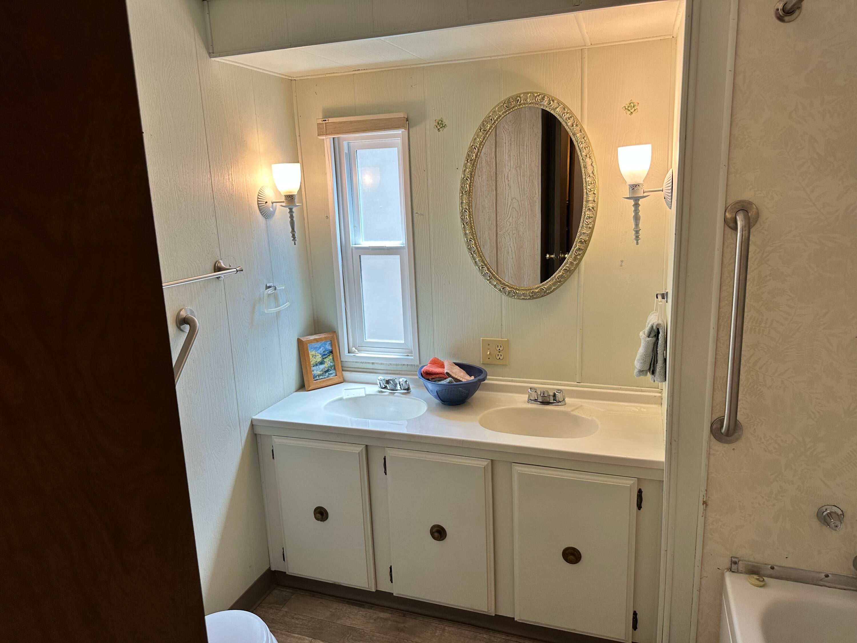 2252 West Table Rock Road, Unit 207 Medford, OR 97501 - Photo 34 of 39 Second bathroom