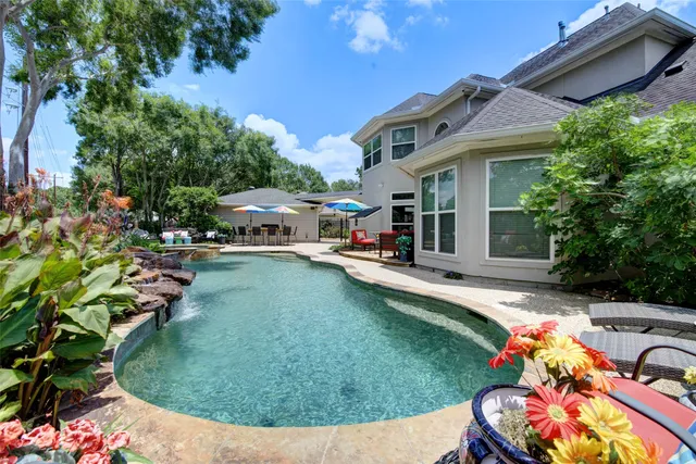a view of a backyard with sitting area and furniture