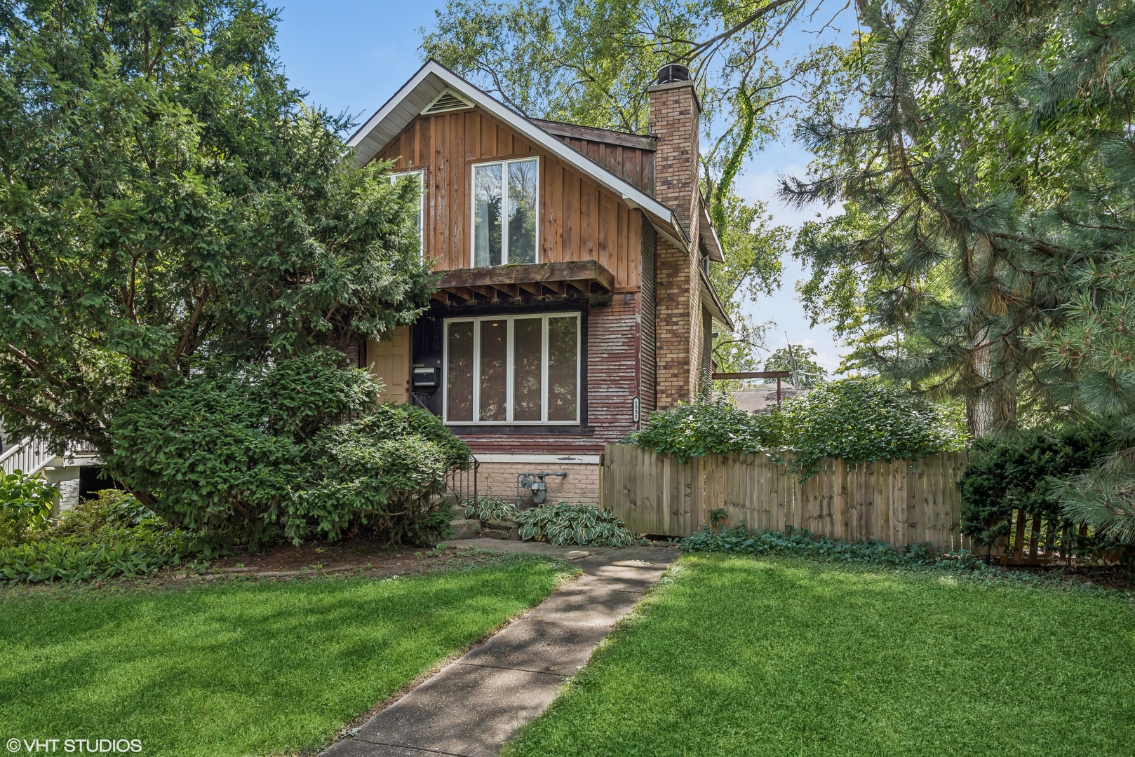 a view of a house with backyard and garden