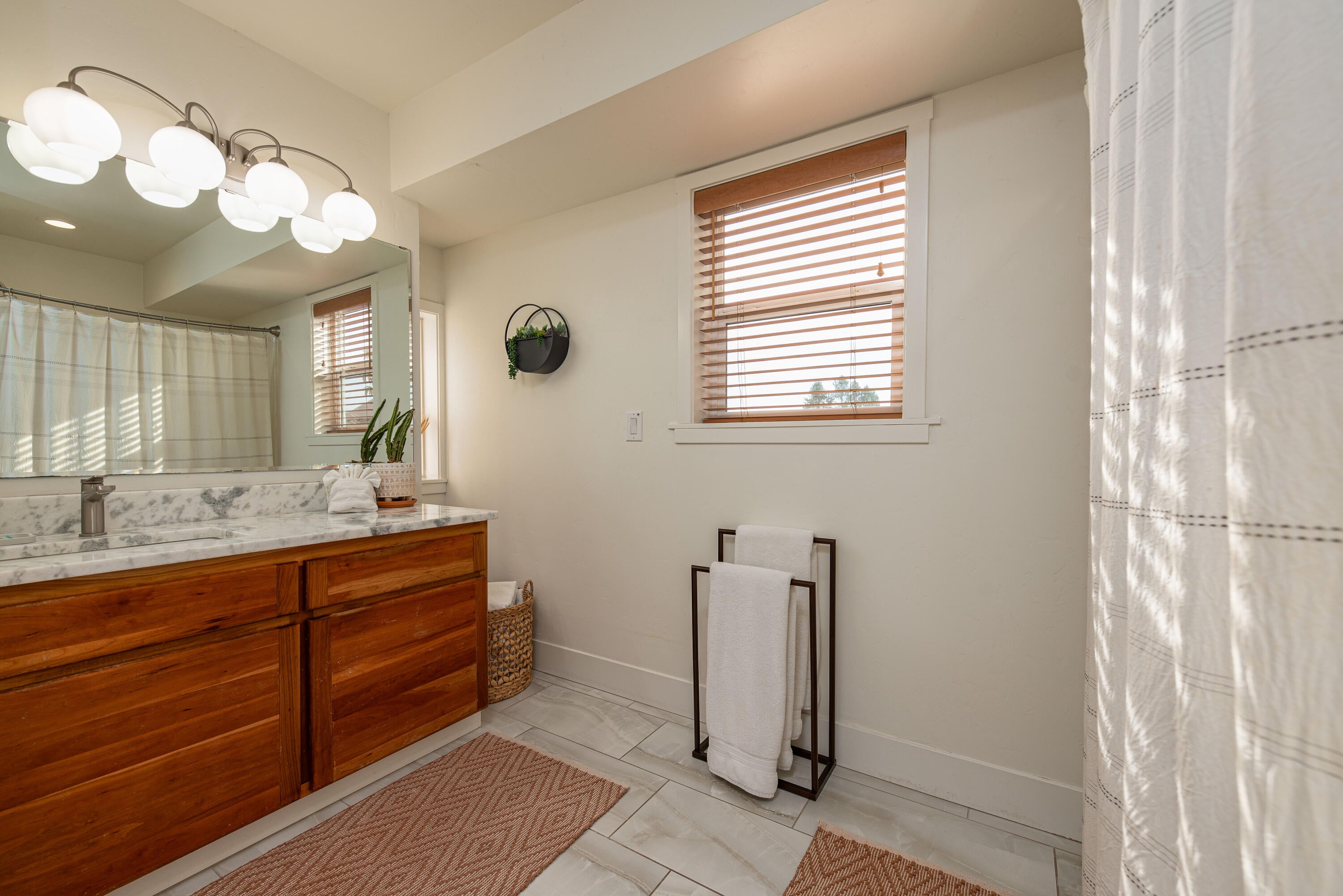 544 Apollo Road Prineville, OR 97754 - Photo 39 of 51 primary bath