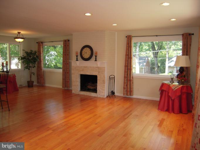 6919 Chelsea Road McLean, VA 22101 - Photo 2 of 16 Living Room