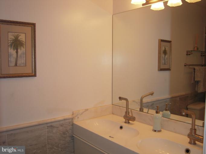 6919 Chelsea Road McLean, VA 22101 - Photo 7 of 16 Bath