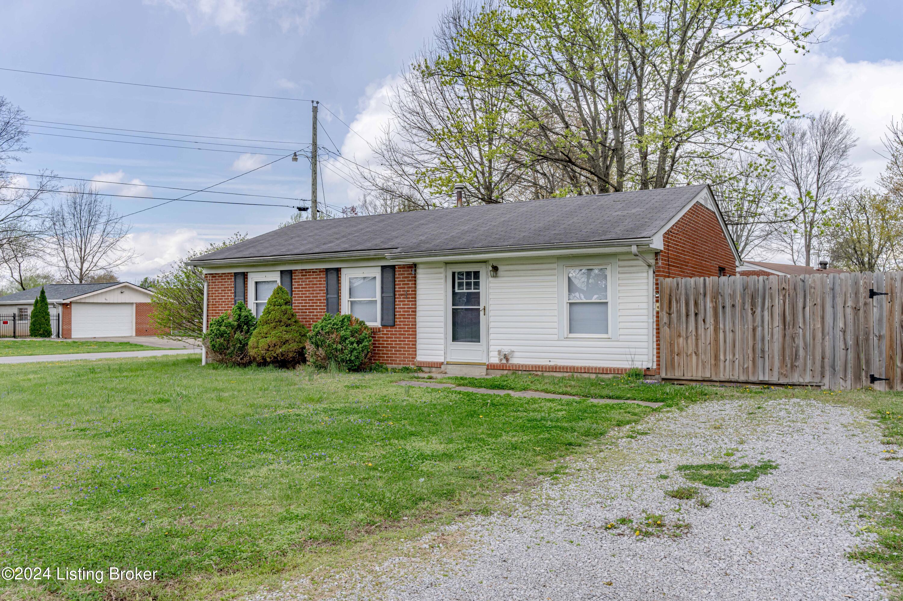 266 Dale Road Louisville, KY 40229 - Photo 3 of 39 DSC08336