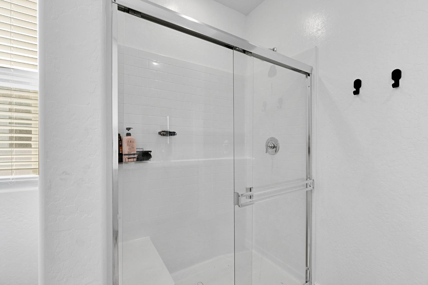 2831 North Redda Road Fresno, CA 93737 - Photo 34 of 41 a bathroom with a shower and a tub