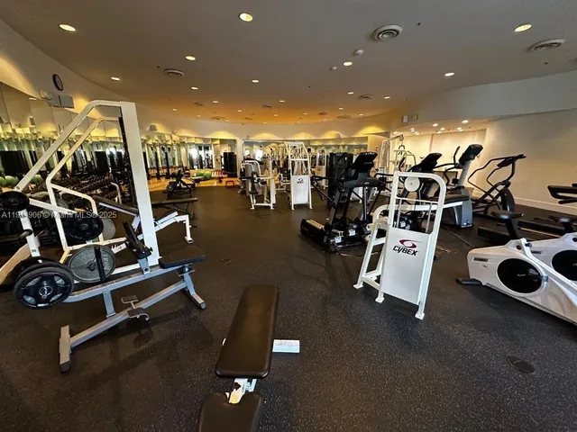 $3,200 | 5600 Collins Avenue, Unit 11W, Miami Beach, FL 33140