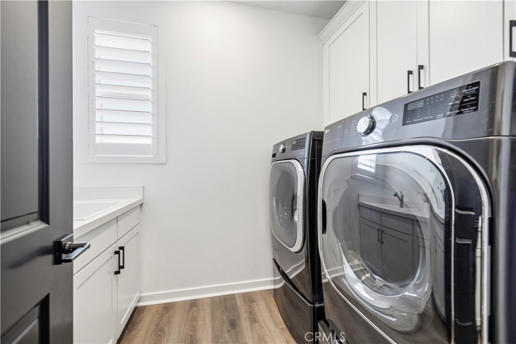 28445 Sunny Ridge Terrace Castaic, CA 91384 - Photo 40 of 74 Upstairs Laundry w/Sink and Cabinets