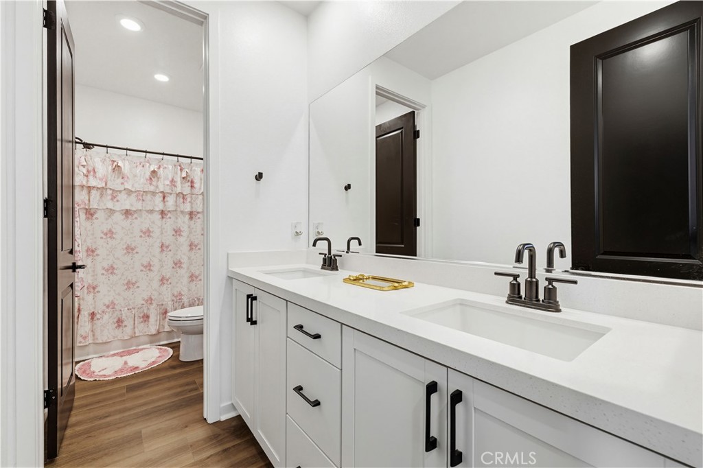 28445 Sunny Ridge Terrace Castaic, CA 91384 - Photo 43 of 74 Upstairs Main Bathroom