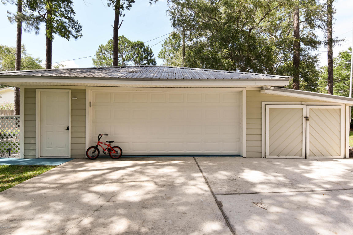 2292 Bay Grove Road Freeport, FL 32439 - Photo 44 of 47 a view of a garage