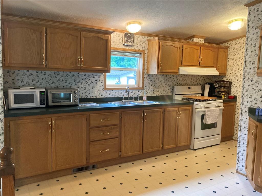 525 North Liberty Road Grove City, PA 16127 - Photo 2 of 7 Gallery Image 2