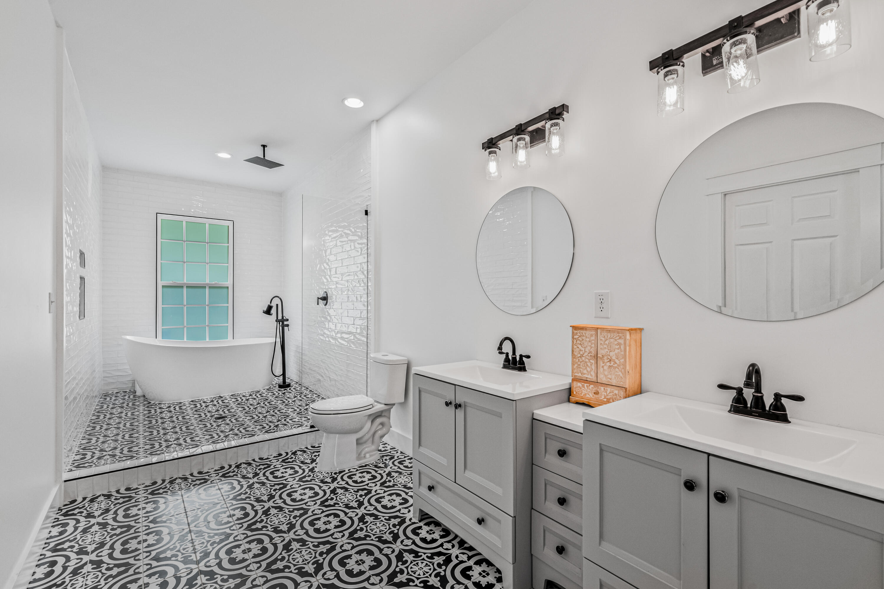 5681 Captain Kidd Road Hollywood, SC 29449 - Photo 30 of 49 Primary Bath with Wet Room