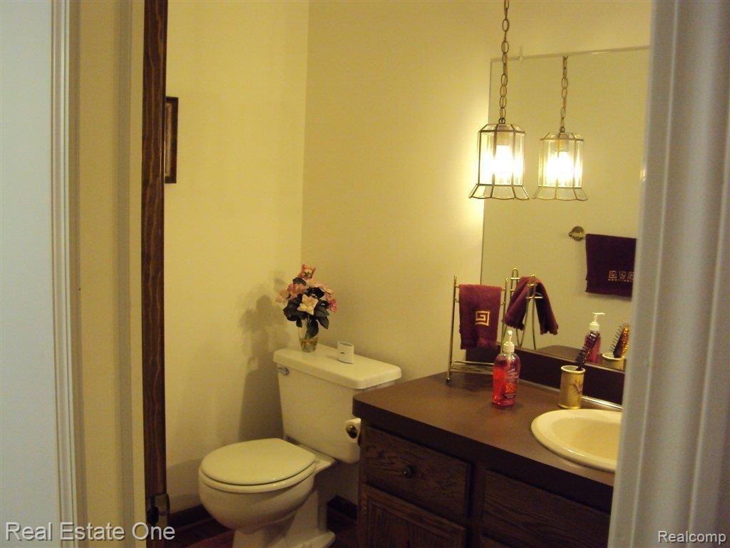 392 Lake Forest Road Rochester, MI 48309 - Photo 24 of 24 Bathroom .jpg