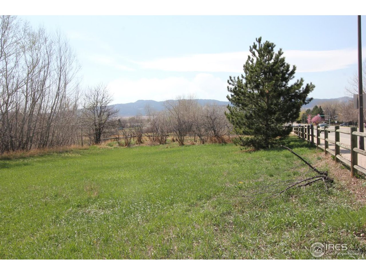 a view of an outdoor space and a yard