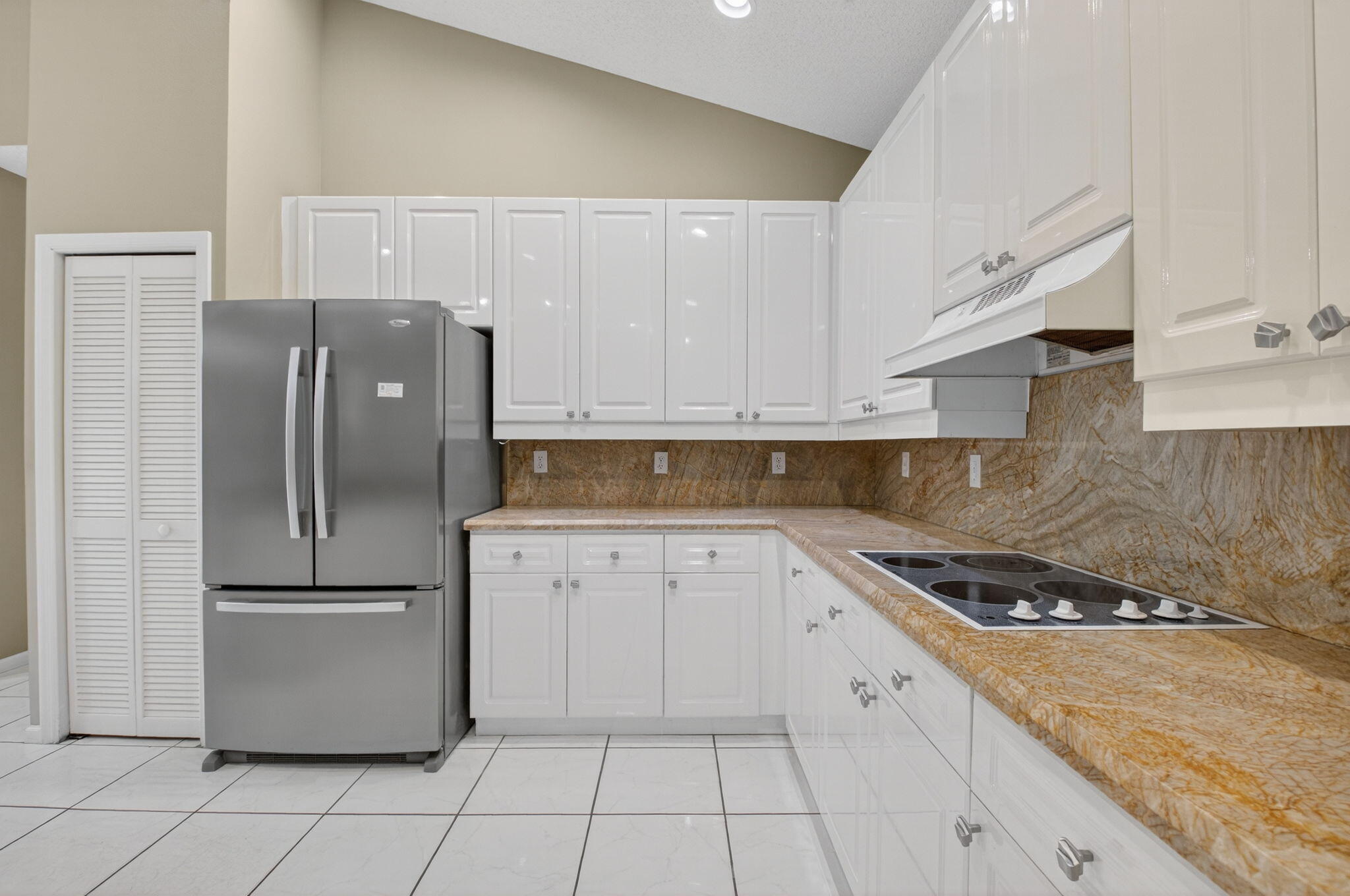 7686 La Corniche Circle Boca Raton, FL 33433 - Photo 29 of 56 kitchen