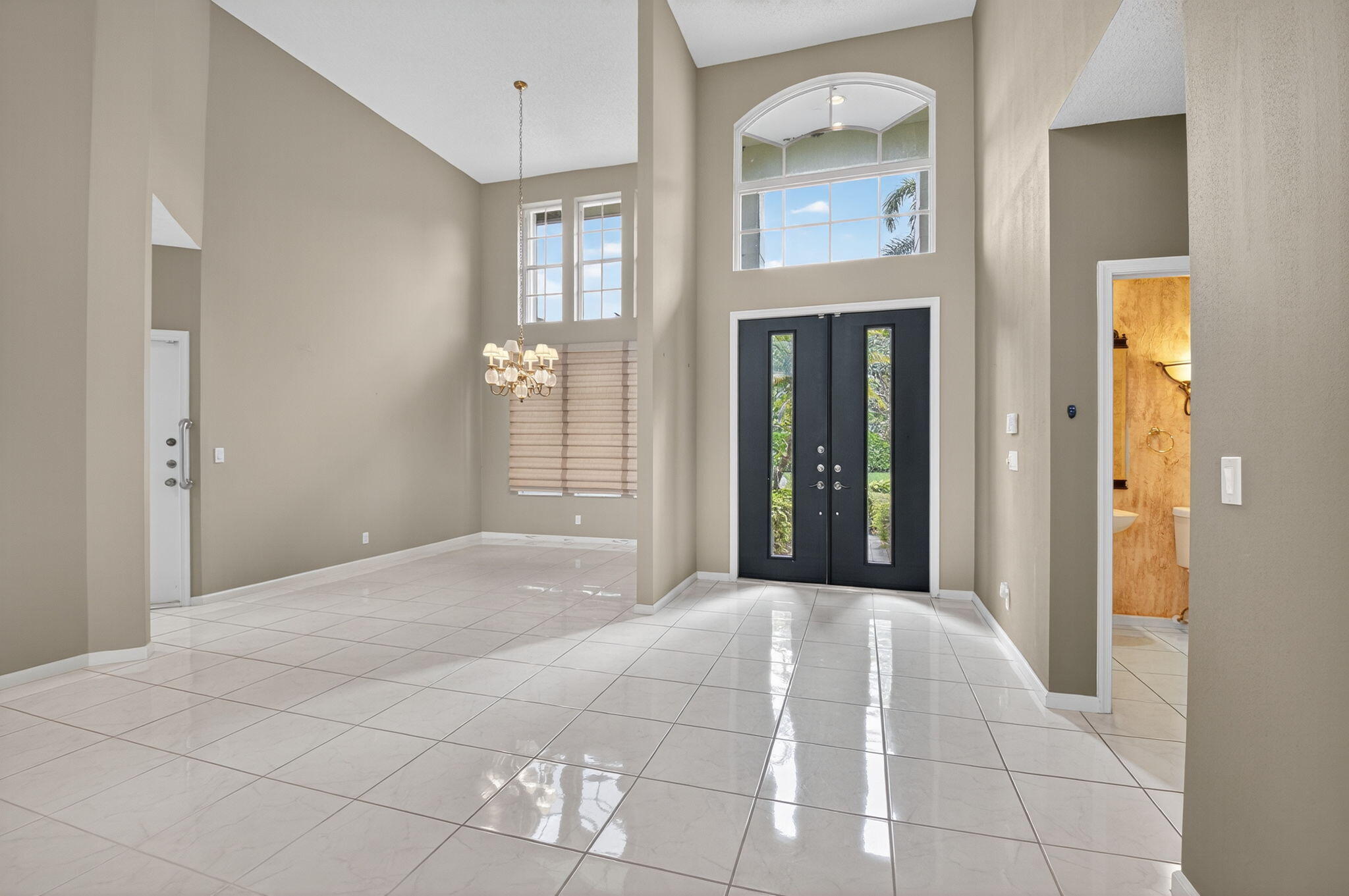 7686 La Corniche Circle Boca Raton, FL 33433 - Photo 4 of 56 foyer