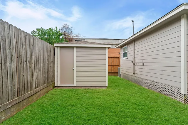 a view of a backyard