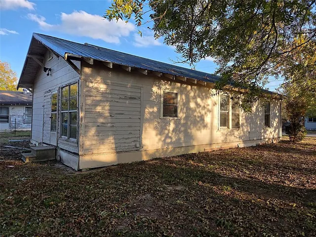 a view of a yard with plants