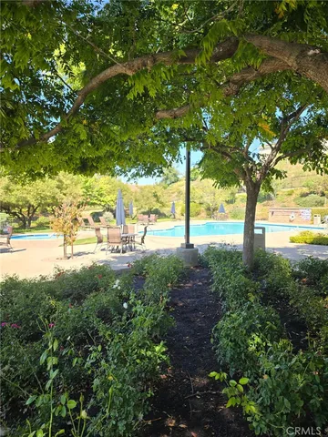 a view of yard with green space and trees around