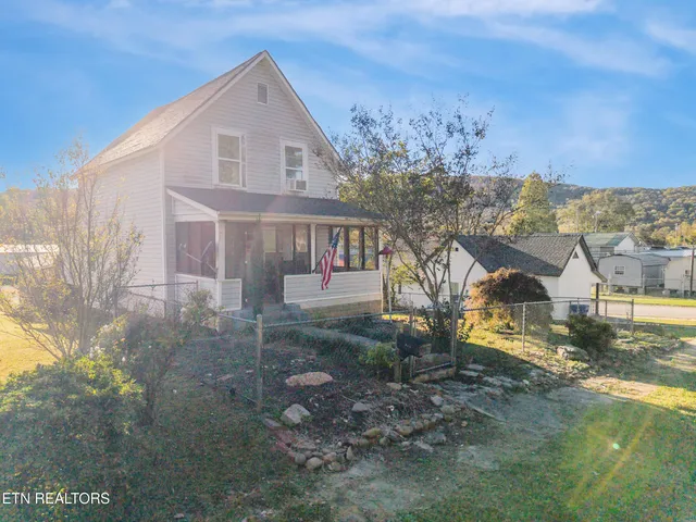 $229,900 | 425 Byrd Avenue, Harriman, TN 37748