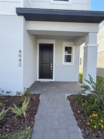 a view of entryway with yard