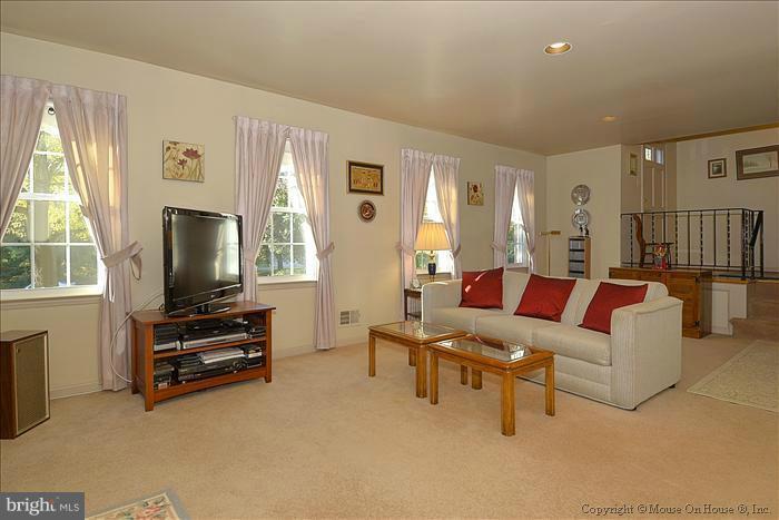 5 Narrows Court Silver Spring, MD 20906 - Photo 4 of 30 Loads of natural light