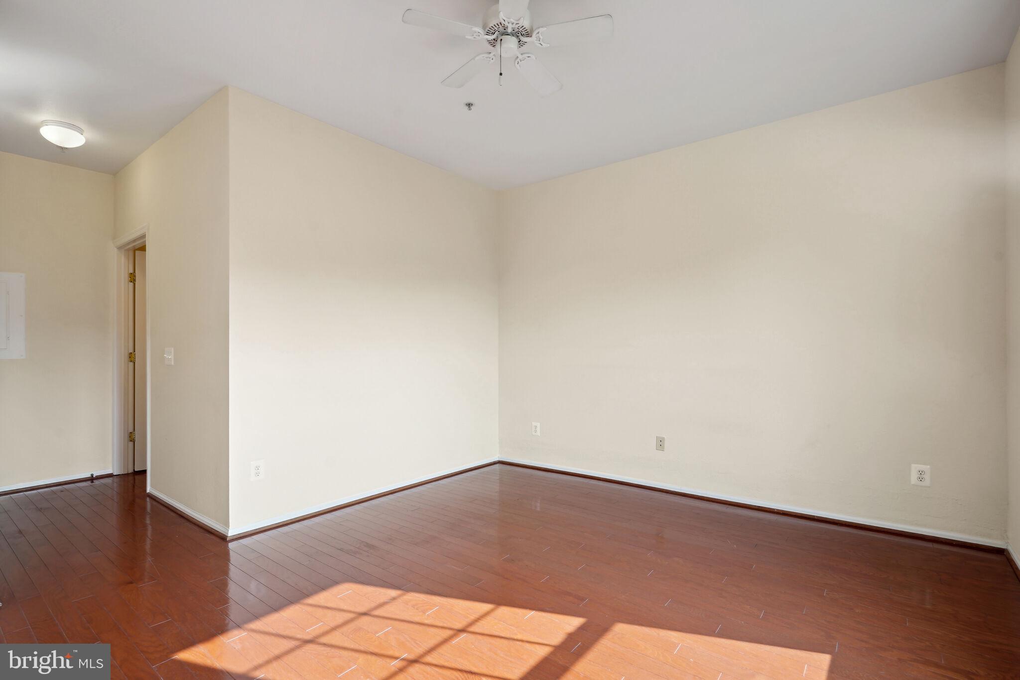 1581 Spring Gate Dr., Unit 5212 McLean, VA 22102 - Photo 10 of 27 Bedroom - w/ ceiling fan