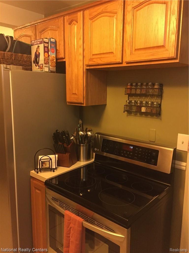 17989 Ruth Street Melvindale, MI 48122 - Photo 9 of 25 Ruth stove fridge.JPG