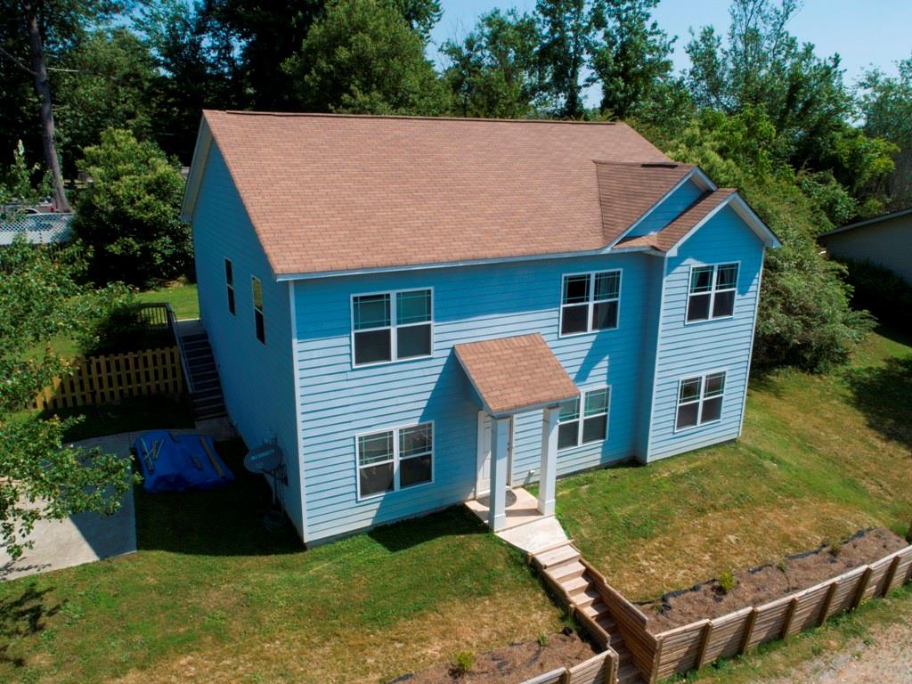 a view of a house with backyard and garden