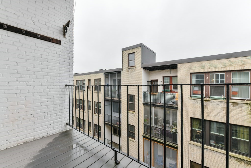 411 Washington Street, Unit 6 Brookline, MA 02446 - Photo 30 of 32 a view of a balcony