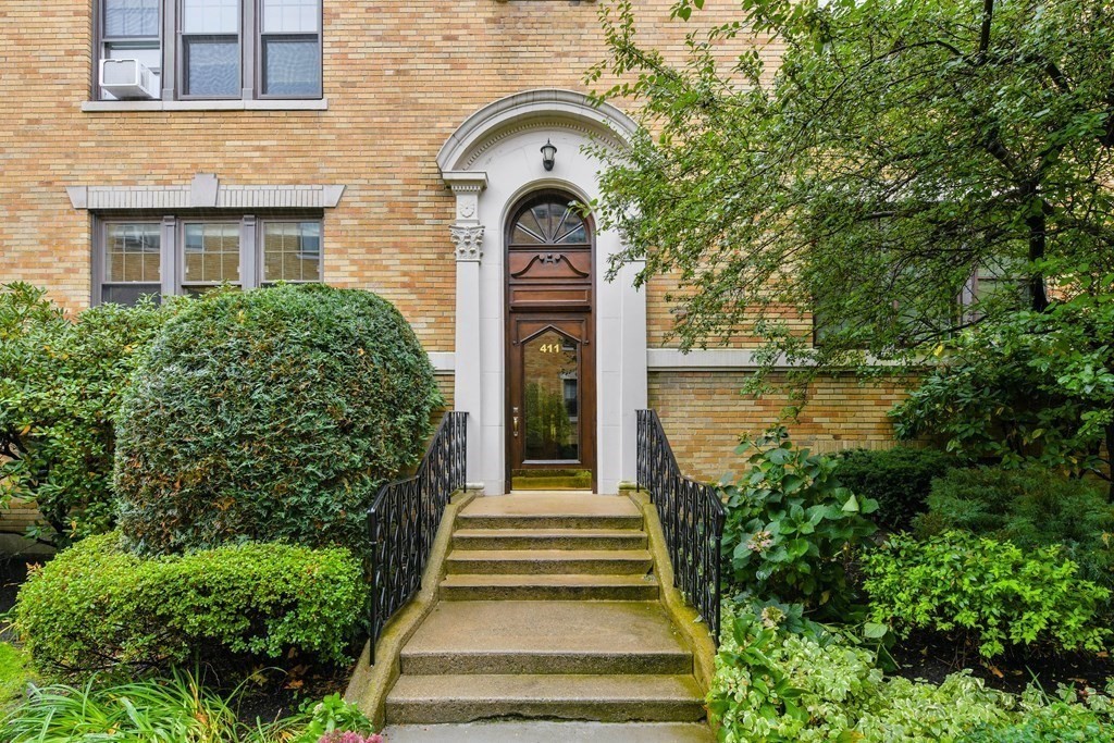 411 Washington Street, Unit 6 Brookline, MA 02446 - Photo 31 of 32 a front view of a house with a garden