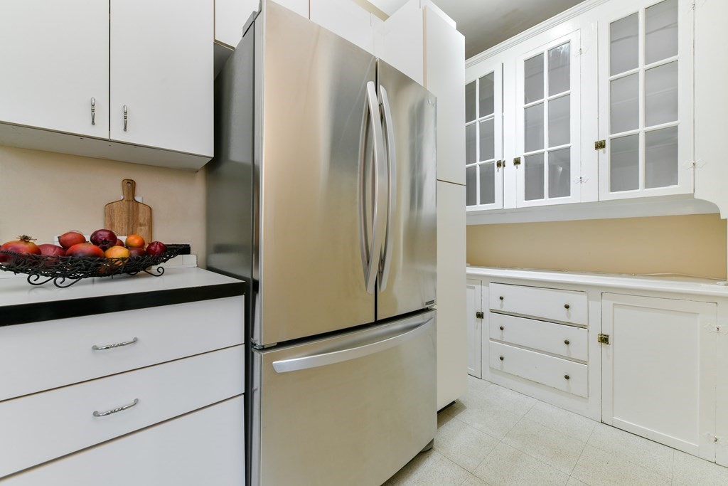 411 Washington Street, Unit 6 Brookline, MA 02446 - Photo 10 of 32 a kitchen with cabinets and appliances