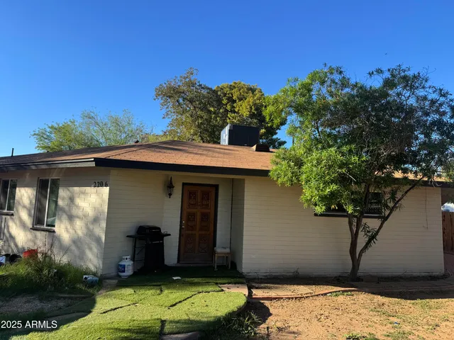 a view of a backyard