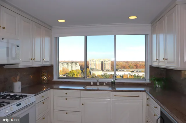 a view of walk in closet